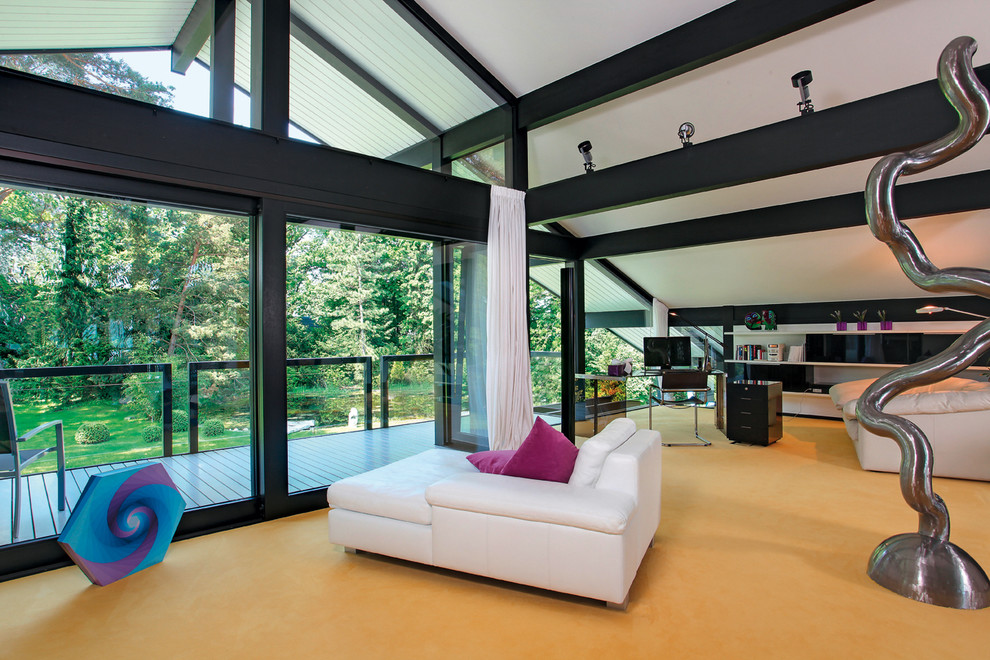 Großes, Offenes Modernes Wohnzimmer ohne Kamin mit weißer Wandfarbe und Teppichboden in Stuttgart