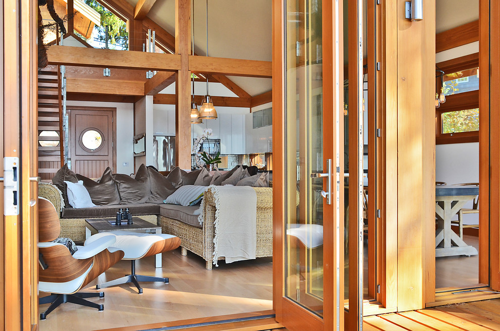 На фото: открытая гостиная комната в стиле модернизм с светлым паркетным полом с