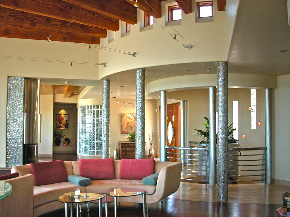 Offenes Modernes Wohnzimmer mit beiger Wandfarbe in San Diego