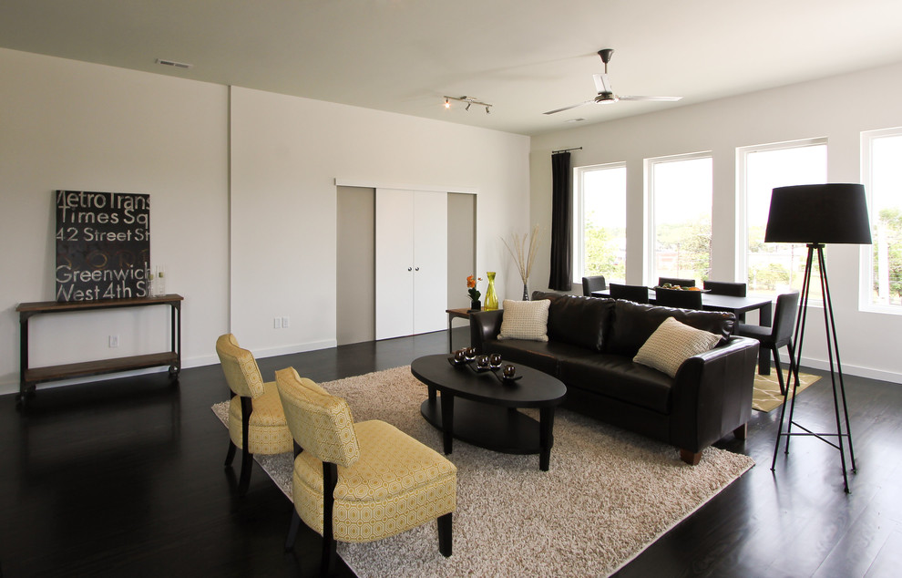 Стильный дизайн: открытая гостиная комната в современном стиле с белыми стенами и красивыми шторами - последний тренд