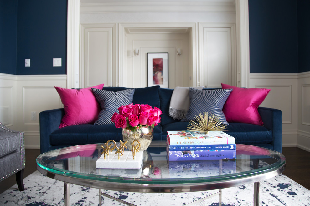 Источник вдохновения для домашнего уюта: гостиная комната в стиле неоклассика (современная классика) с синими стенами и темным паркетным полом