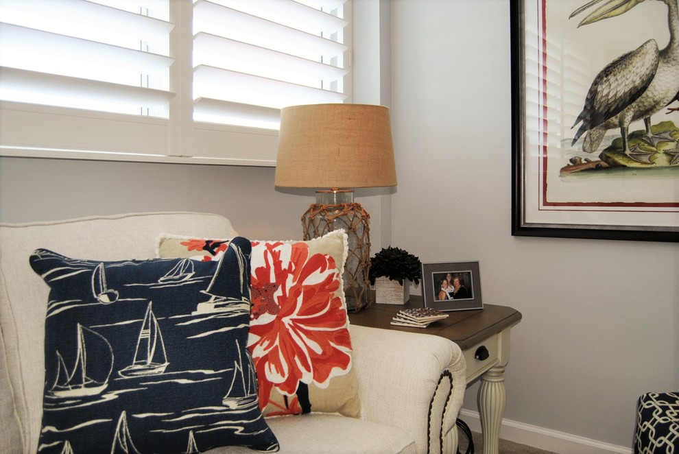 Immagine di un soggiorno stile marinaro di medie dimensioni e aperto con pareti blu, moquette e TV autoportante