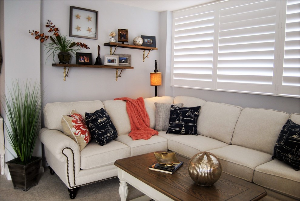 Esempio di un soggiorno stile marino di medie dimensioni e aperto con pareti blu, moquette e TV autoportante