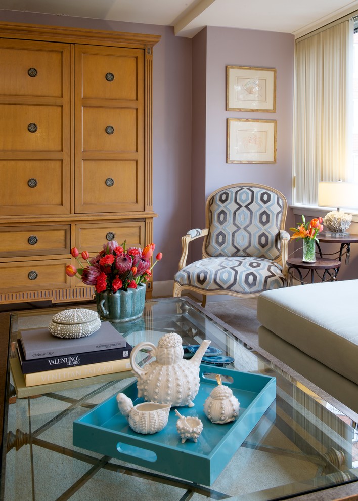 Источник вдохновения для домашнего уюта: гостиная комната в стиле неоклассика (современная классика) с фиолетовыми стенами