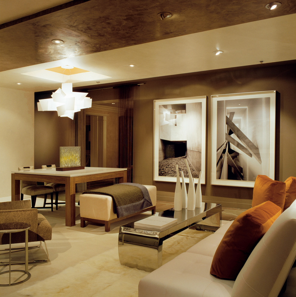 Идея дизайна: гостиная комната в современном стиле с бежевыми стенами