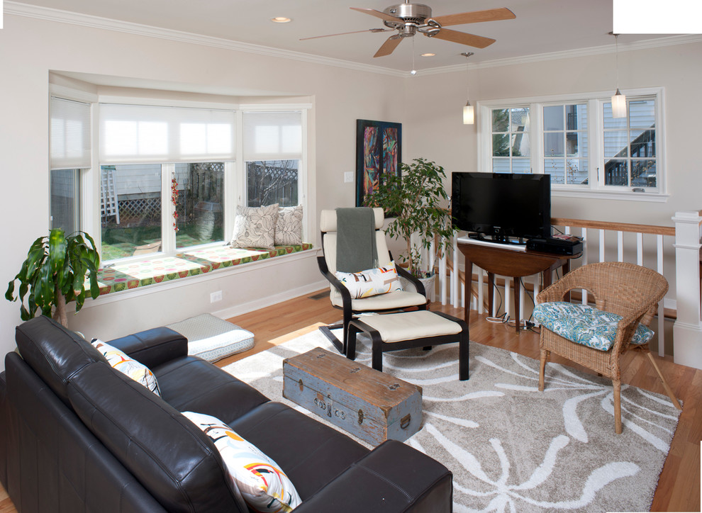 Mittelgroßes Klassisches Wohnzimmer im Loft-Stil mit braunem Holzboden, freistehendem TV, braunem Boden und grauer Wandfarbe in Washington, D.C.