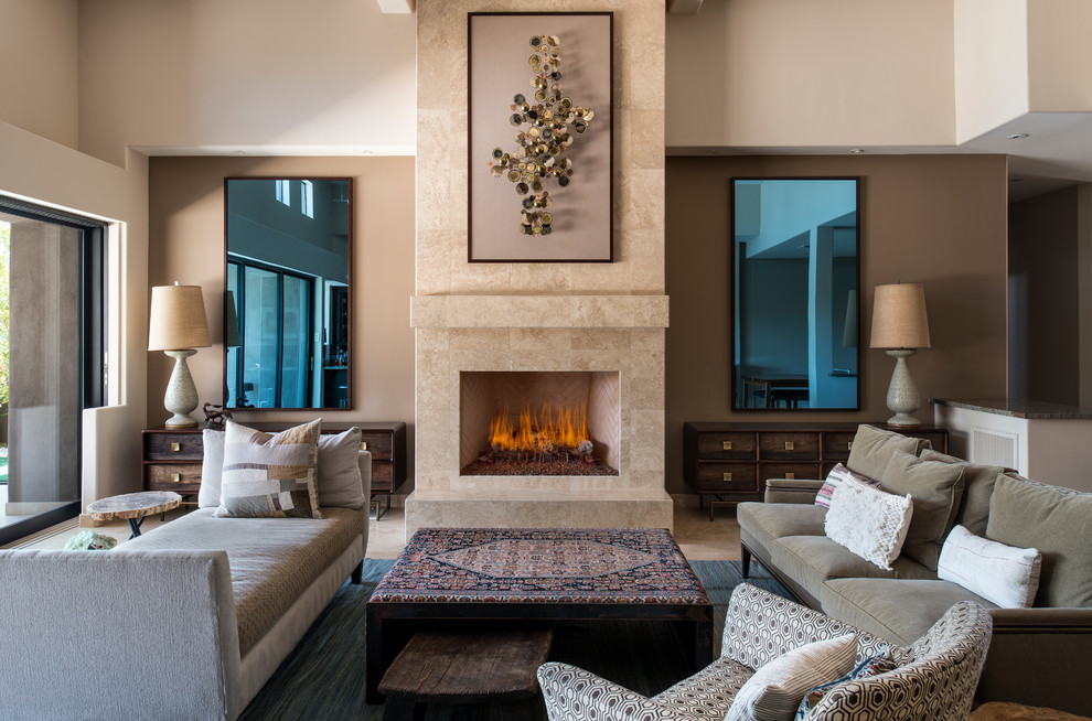 На фото: парадная, открытая гостиная комната в стиле фьюжн с коричневыми стенами, стандартным камином и ковром на полу без телевизора с