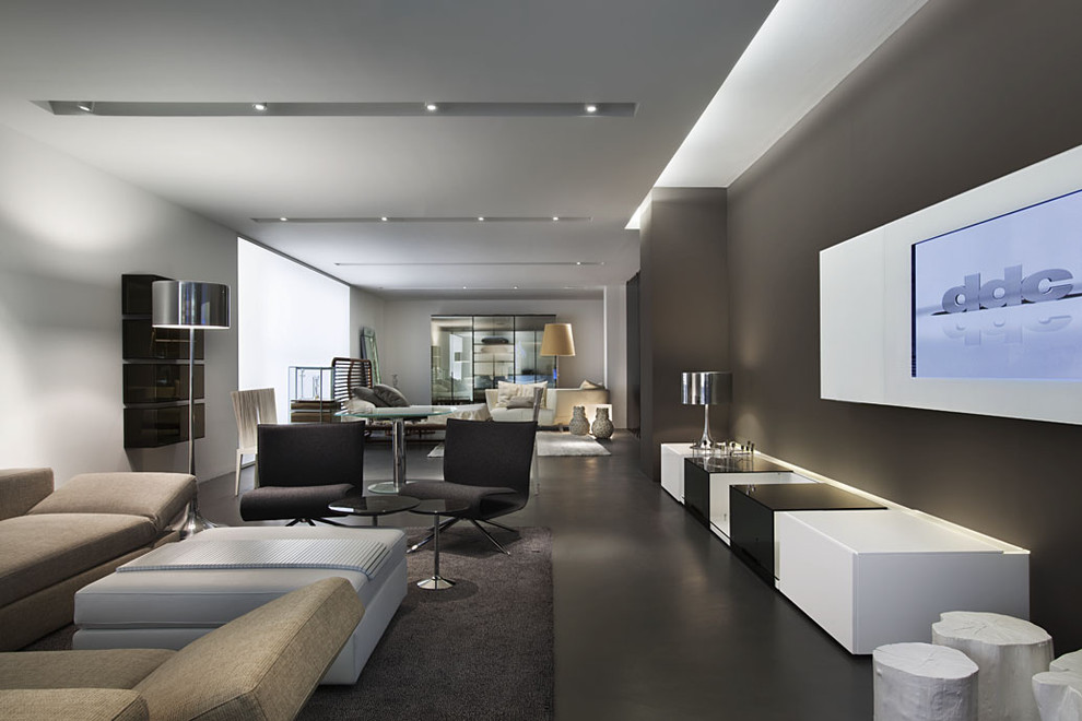 Пример оригинального дизайна: огромная гостиная комната в современном стиле с серыми стенами, черным полом и ковром на полу