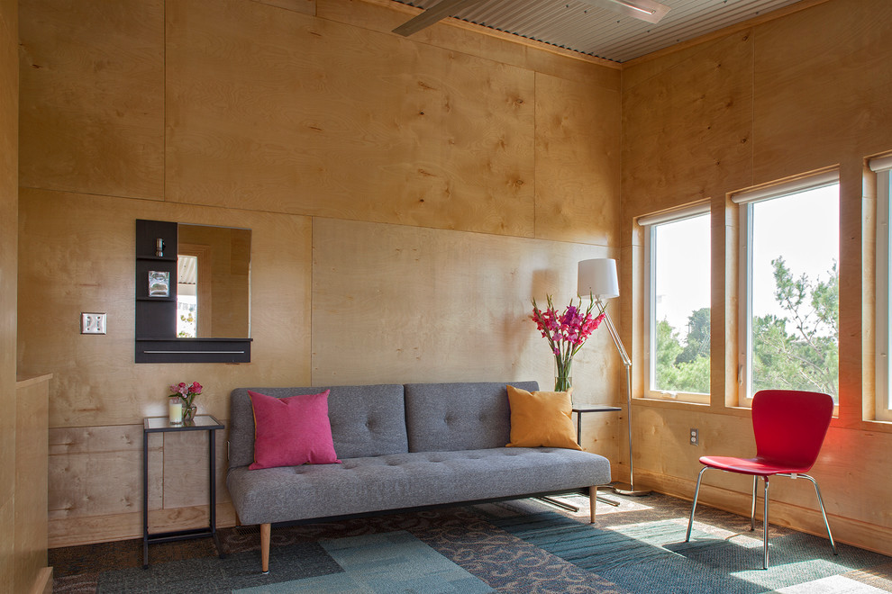 Свежая идея для дизайна: изолированная гостиная комната среднего размера в стиле лофт с ковровым покрытием и коричневыми стенами без камина - отличное фото интерьера