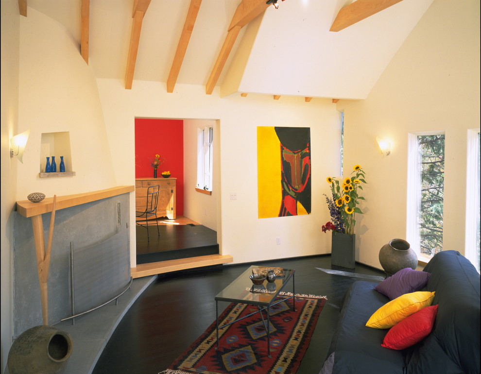 На фото: гостиная комната в современном стиле с угловым камином с
