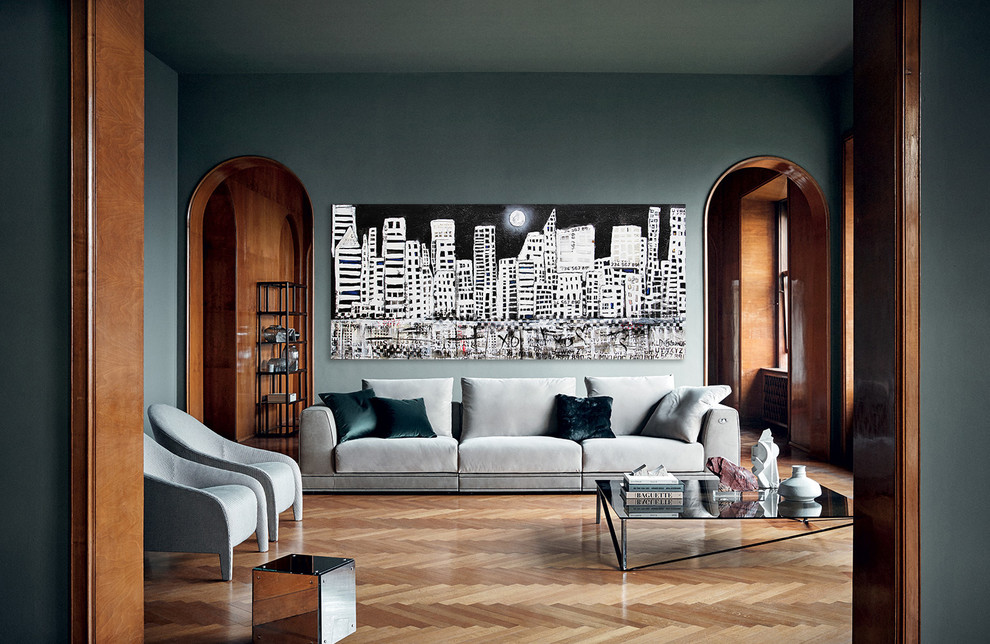 Geräumiges, Repräsentatives Modernes Wohnzimmer mit grauer Wandfarbe, braunem Holzboden und braunem Boden in Miami