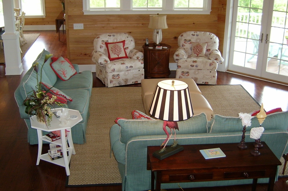 Imagen de salón para visitas abierto tradicional grande sin chimenea y televisor con paredes marrones y suelo de madera en tonos medios
