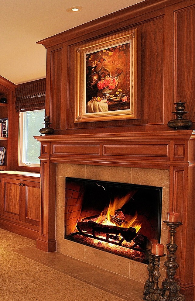 シアトルにある高級な中くらいなトラディショナルスタイルのおしゃれなリビング (標準型暖炉、タイルの暖炉まわり、ベージュの壁、無垢フローリング、テレビなし、ベージュの床) の写真