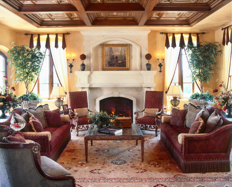 Cette image montre un grand salon méditerranéen ouvert avec une cheminée standard, un manteau de cheminée en pierre et un sol en bois brun.