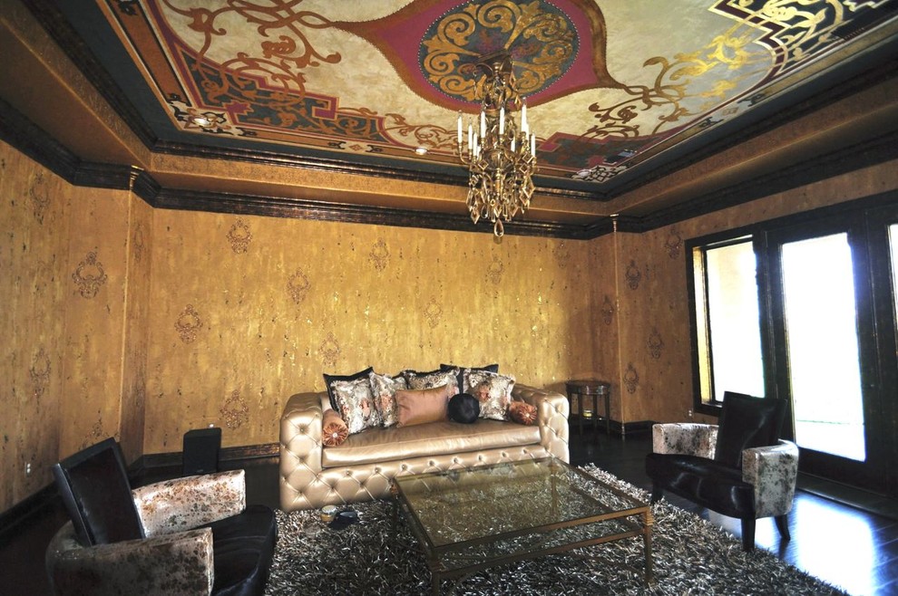 На фото: огромная парадная, открытая гостиная комната в стиле фьюжн с разноцветными стенами, темным паркетным полом и телевизором на стене