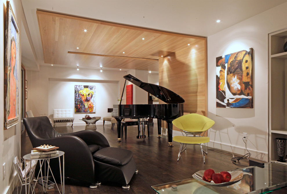 Idée de décoration pour un salon design avec une salle de musique et parquet foncé.