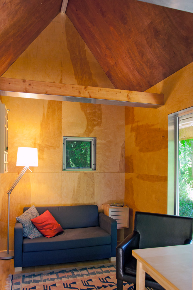 Идея дизайна: маленькая изолированная гостиная комната в стиле рустика для на участке и в саду