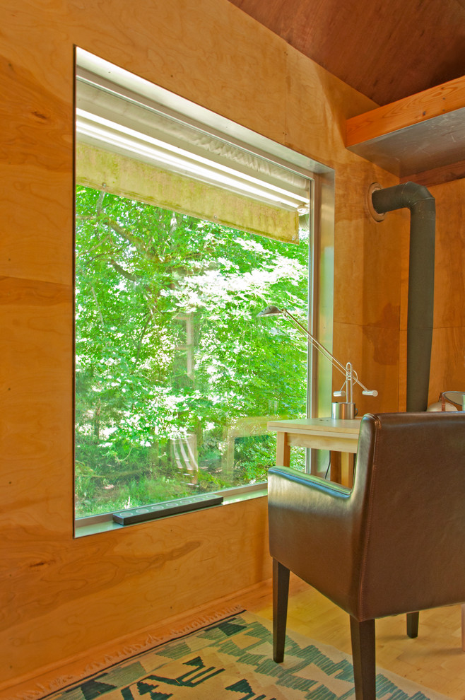 Foto di un piccolo soggiorno rustico stile loft con stufa a legna