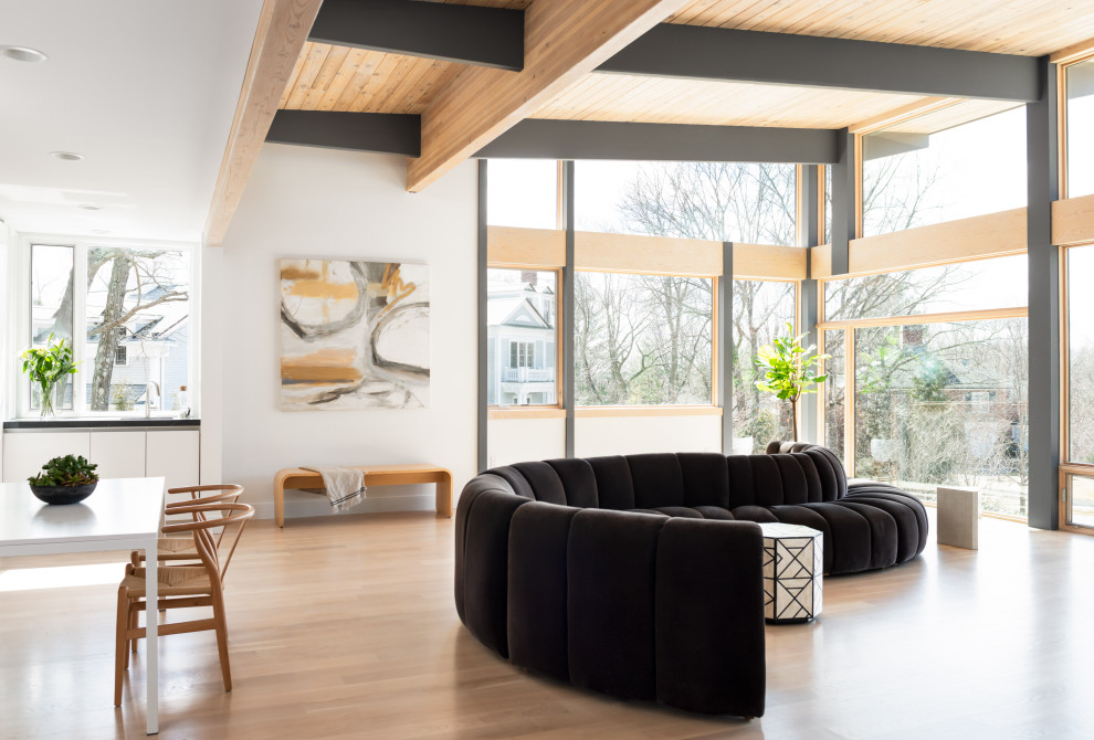 Ejemplo de salón abierto actual con paredes blancas, suelo de madera clara, suelo beige, vigas vistas y madera