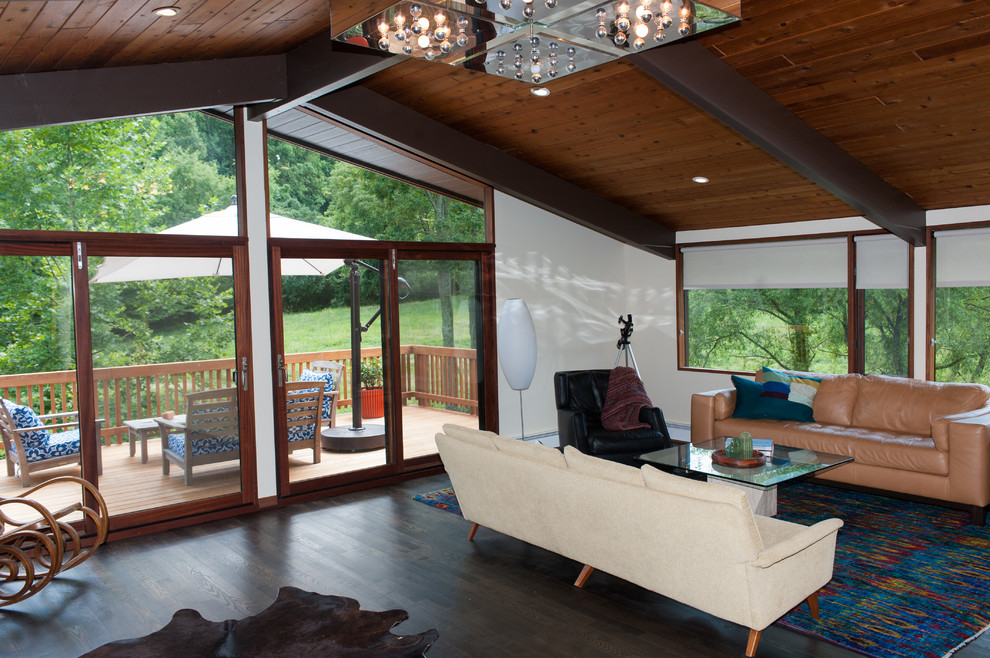 Immagine di un soggiorno moderno con parquet scuro e pavimento marrone
