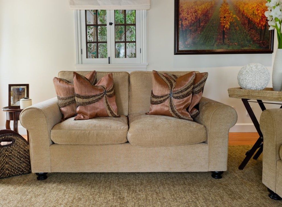 Ejemplo de salón de estilo americano con paredes beige y suelo de madera en tonos medios