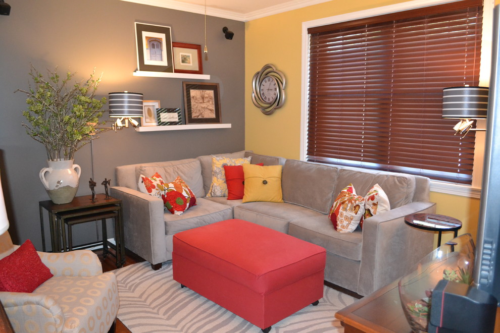 Foto på ett litet funkis separat vardagsrum, med ett finrum, flerfärgade väggar, mörkt trägolv, en fristående TV och brunt golv