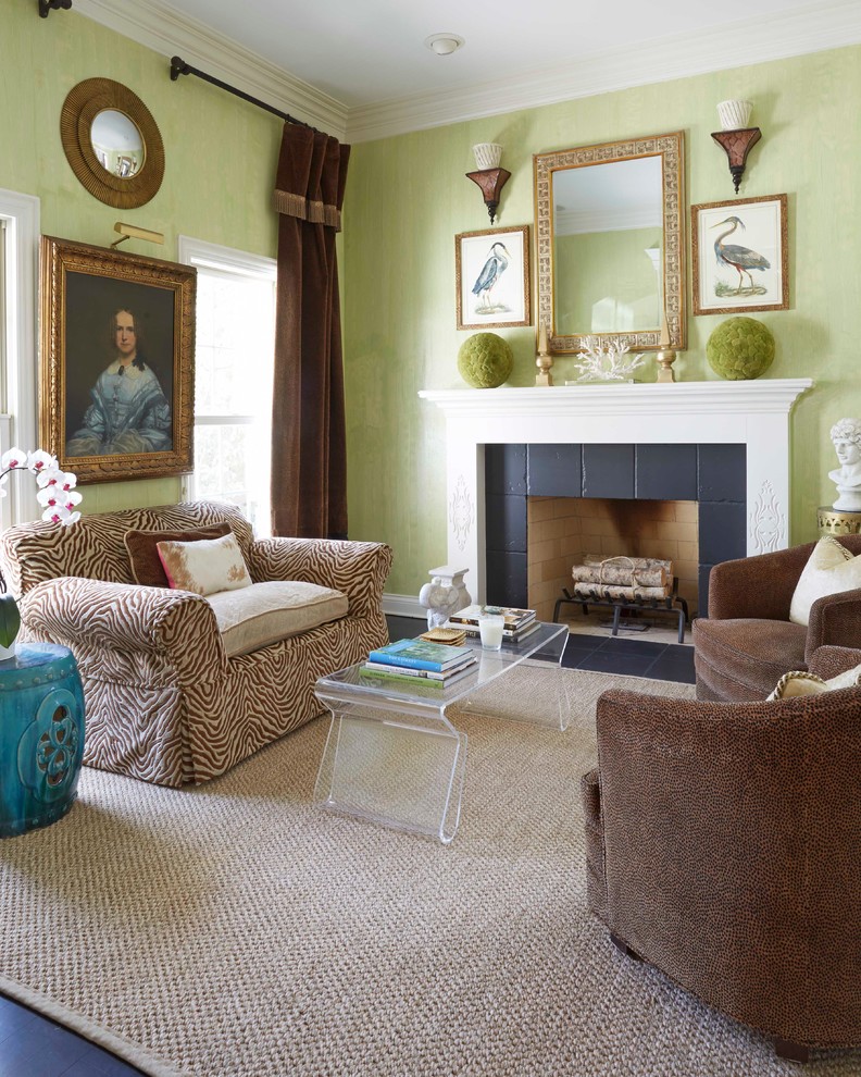 Пример оригинального дизайна: открытая гостиная комната в классическом стиле с зелеными стенами, стандартным камином, темным паркетным полом и фасадом камина из дерева