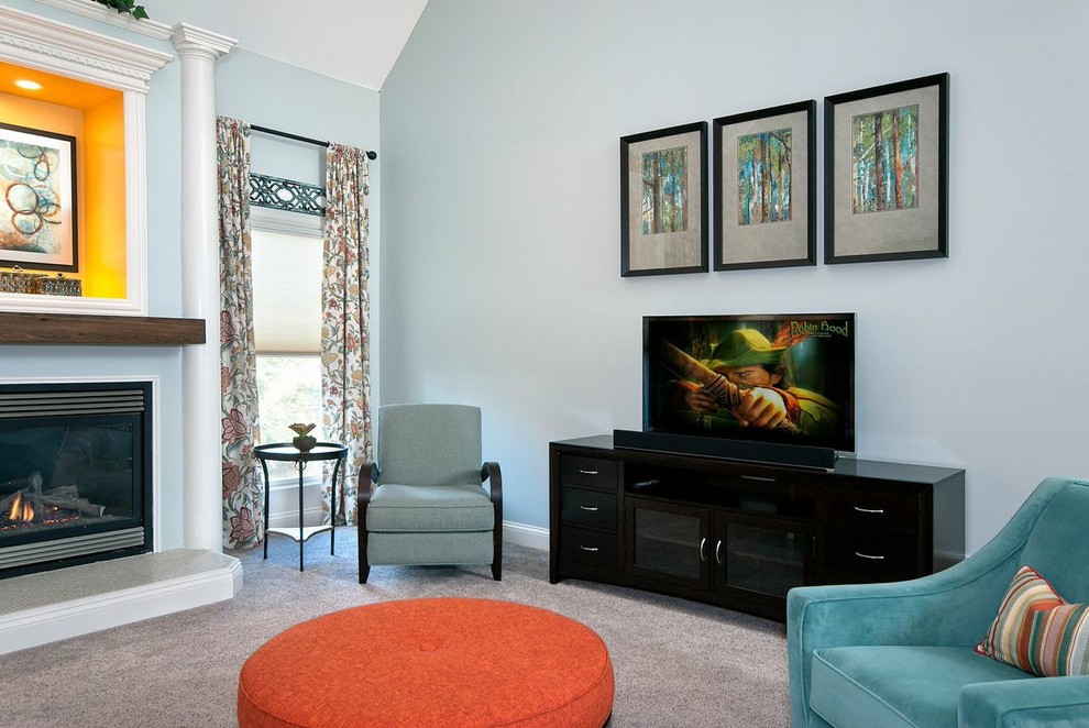 Idéer för att renovera ett mellanstort vintage separat vardagsrum, med blå väggar, heltäckningsmatta, en standard öppen spis och en fristående TV