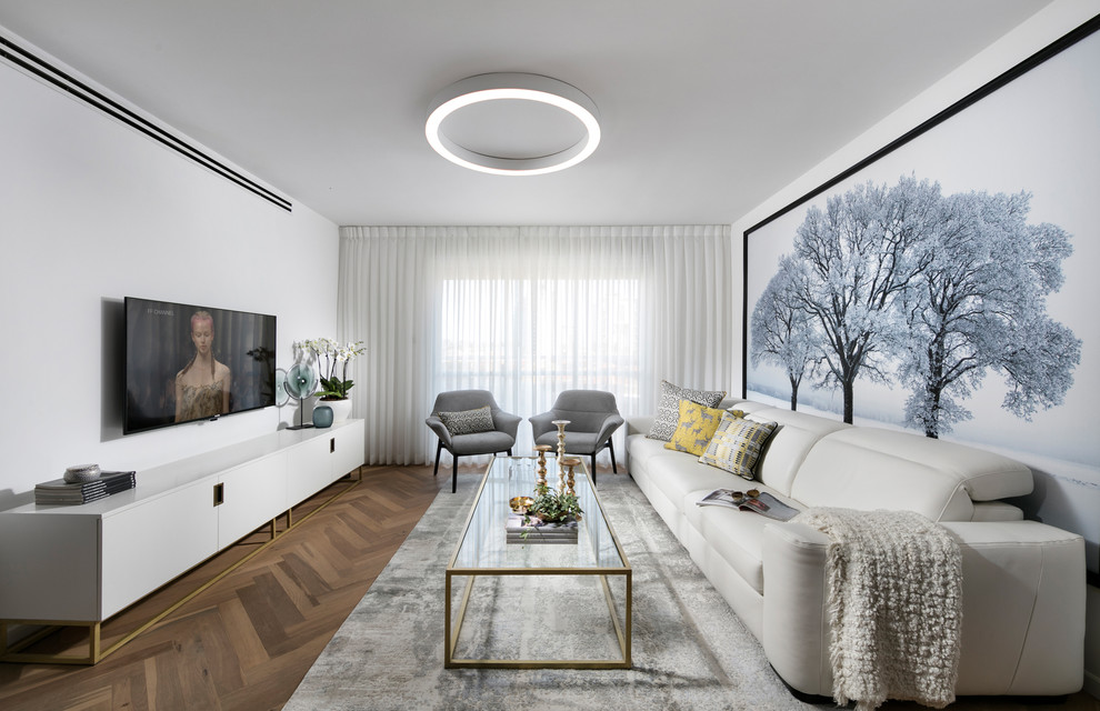 Foto di un soggiorno contemporaneo con pareti bianche, parquet scuro, TV a parete e pavimento marrone