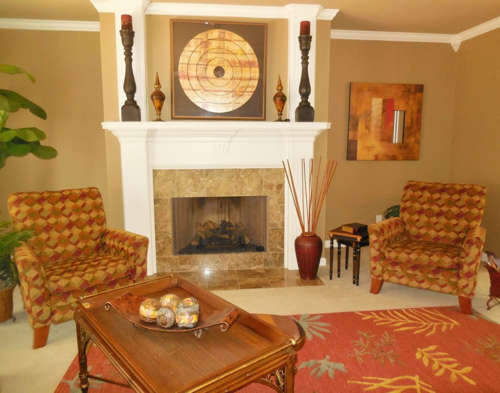 Mittelgroßes, Abgetrenntes Klassisches Wohnzimmer mit beiger Wandfarbe, Teppichboden, Kamin und Kaminumrandung aus Stein in Little Rock