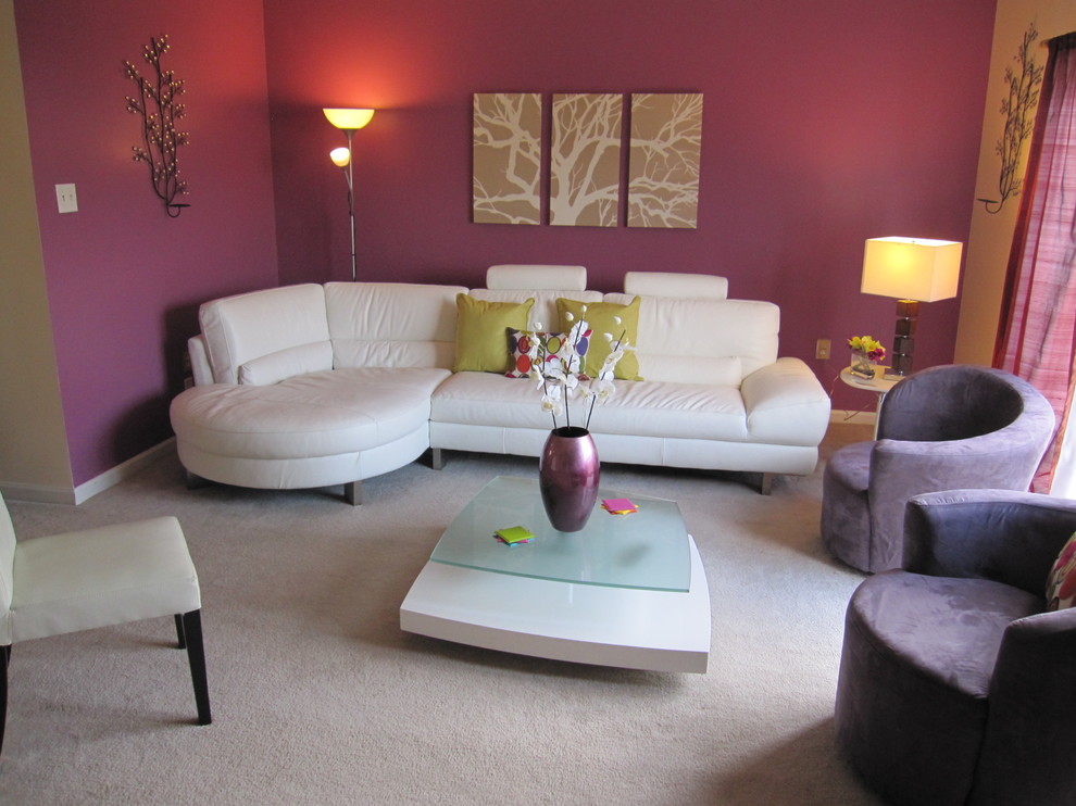 Пример оригинального дизайна: открытая гостиная комната среднего размера в стиле неоклассика (современная классика) с розовыми стенами и ковровым покрытием без камина, телевизора