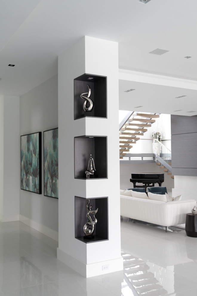 Repräsentatives, Fernseherloses, Mittelgroßes, Offenes Modernes Wohnzimmer mit weißer Wandfarbe, weißem Boden, Porzellan-Bodenfliesen und Kassettendecke in Miami