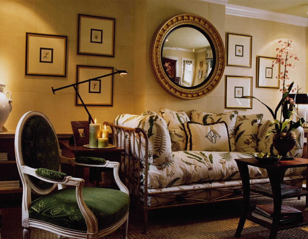 Источник вдохновения для домашнего уюта: парадная, изолированная гостиная комната среднего размера в классическом стиле с желтыми стенами, паркетным полом среднего тона, стандартным камином, фасадом камина из камня и бежевым полом без телевизора
