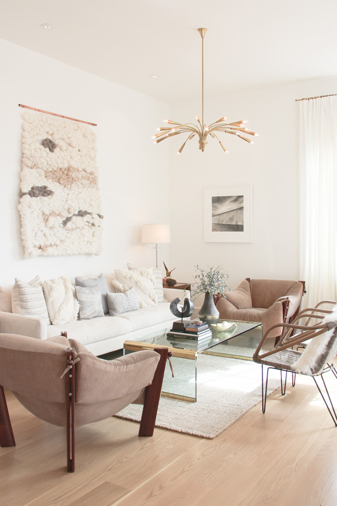 Ispirazione per un soggiorno scandinavo con pareti bianche e parquet chiaro