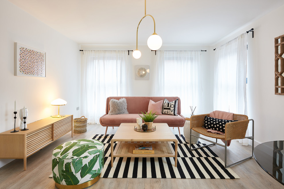Idée de décoration pour un salon design avec un mur blanc, parquet clair et un sol beige.