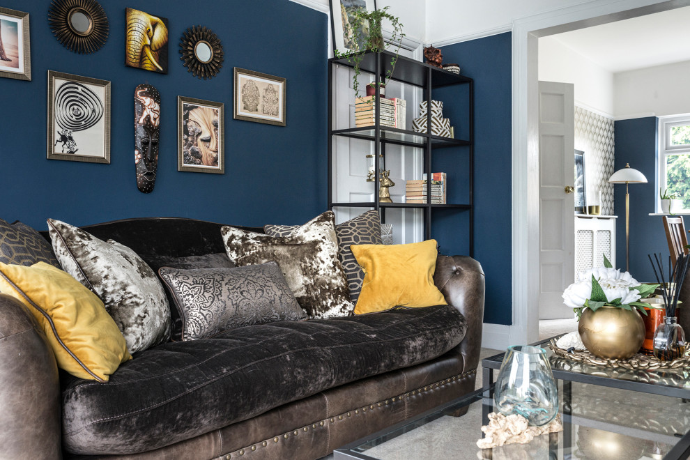 Источник вдохновения для домашнего уюта: парадная, открытая гостиная комната среднего размера в стиле неоклассика (современная классика) с синими стенами, ковровым покрытием, стандартным камином, фасадом камина из дерева и бежевым полом