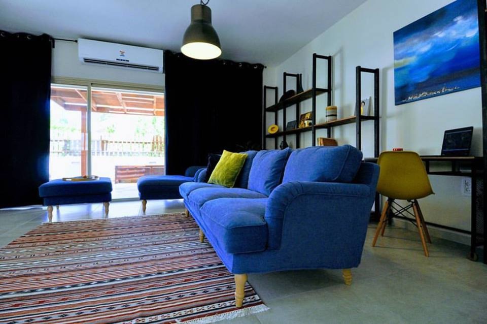Esempio di un grande soggiorno tradizionale aperto con pareti beige, TV a parete e pavimento in gres porcellanato