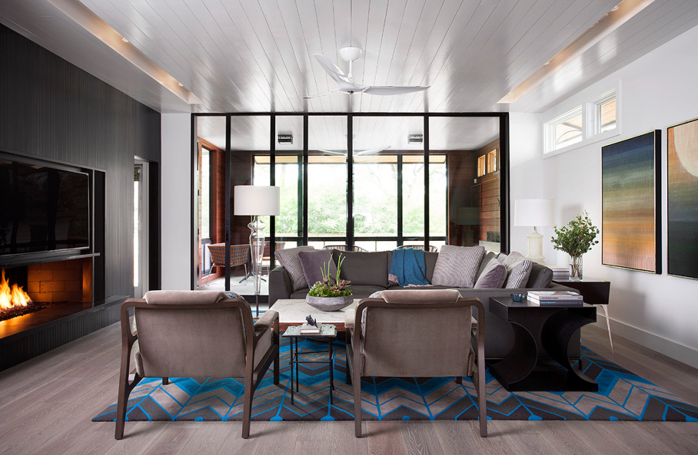 Свежая идея для дизайна: гостиная комната в современном стиле с белыми стенами, горизонтальным камином, серым полом и потолком из вагонки - отличное фото интерьера
