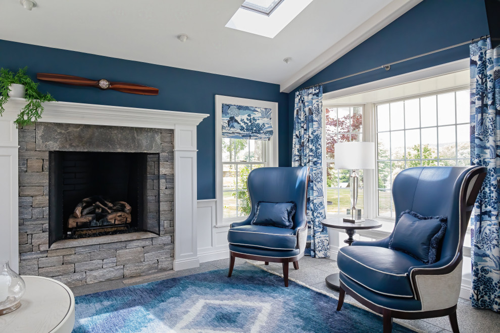 Идея дизайна: парадная, открытая гостиная комната среднего размера в морском стиле с синими стенами, ковровым покрытием, стандартным камином, фасадом камина из камня, мультимедийным центром, синим полом и балками на потолке