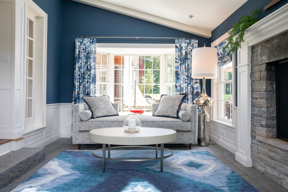 Пример оригинального дизайна: парадная, открытая гостиная комната среднего размера в морском стиле с синими стенами, ковровым покрытием, стандартным камином, фасадом камина из камня, мультимедийным центром, синим полом и балками на потолке