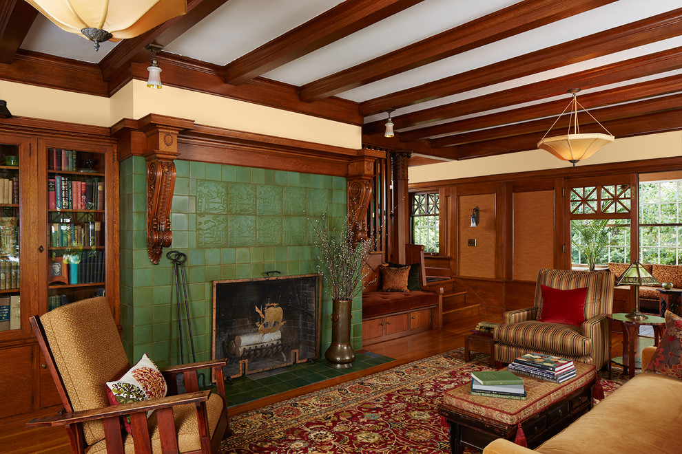 Inredning av ett amerikanskt separat vardagsrum, med ett finrum, beige väggar, mellanmörkt trägolv, en standard öppen spis och en spiselkrans i trä