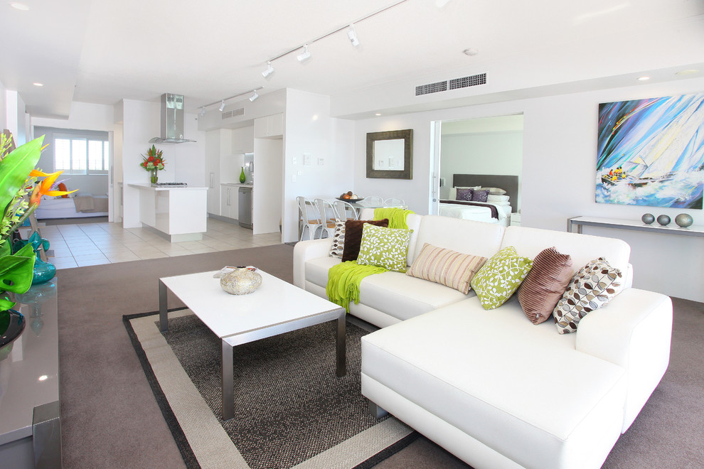 Foto di un soggiorno stile marinaro di medie dimensioni e aperto con pareti bianche, moquette e TV autoportante