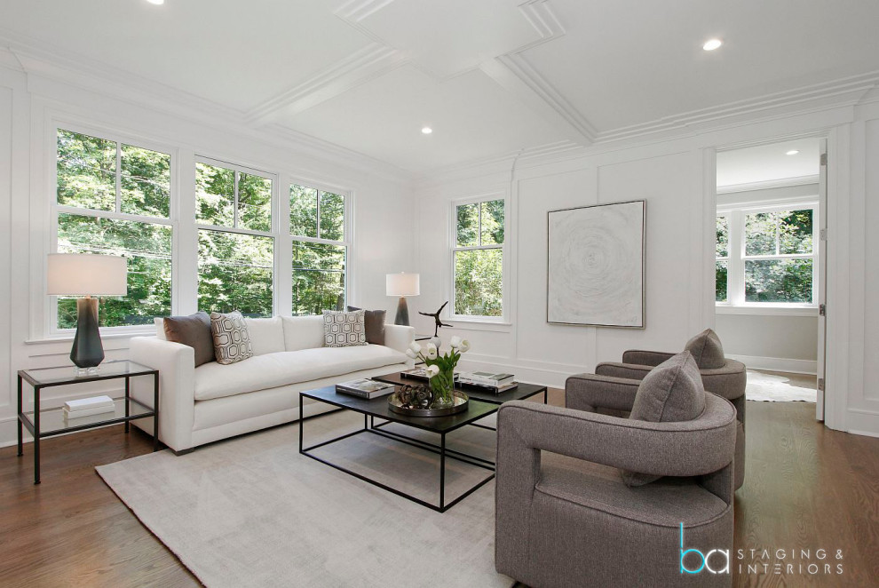 Esempio di un grande soggiorno design aperto con pareti bianche, pavimento in legno massello medio, TV a parete, pavimento marrone, soffitto a cassettoni e pannellatura