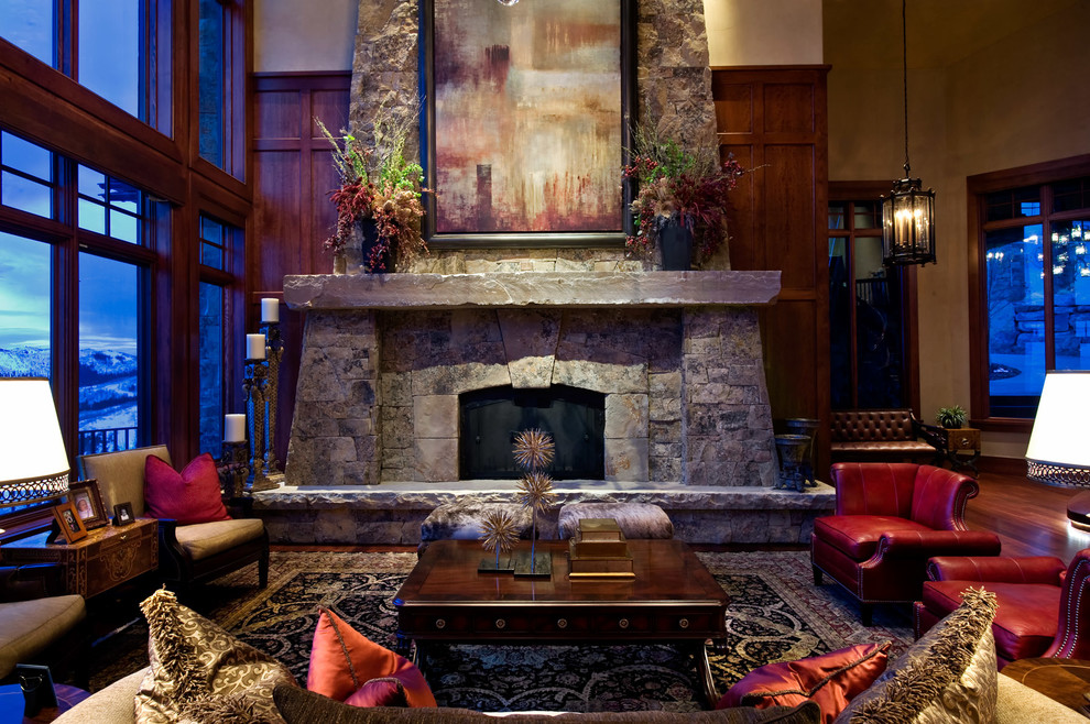 Foto de salón para visitas abierto de estilo americano grande con paredes beige, suelo de madera en tonos medios, todas las chimeneas y marco de chimenea de piedra