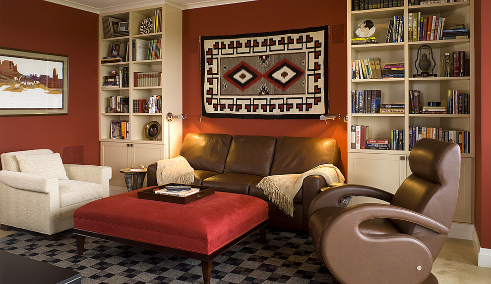 Diseño de biblioteca en casa abierta contemporánea de tamaño medio sin chimenea y televisor con paredes rojas y suelo de baldosas de cerámica