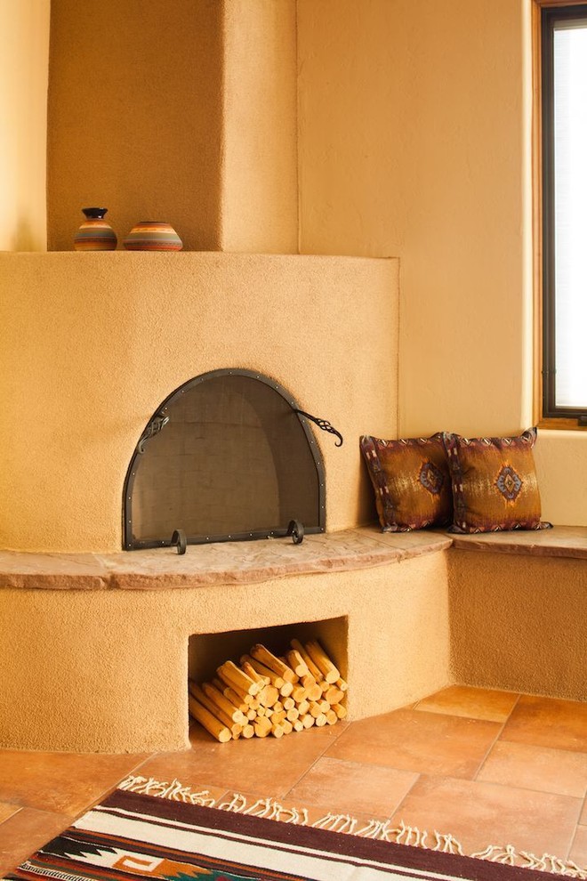 Diseño de salón abierto de estilo americano con paredes beige, suelo de baldosas de cerámica y chimenea de esquina