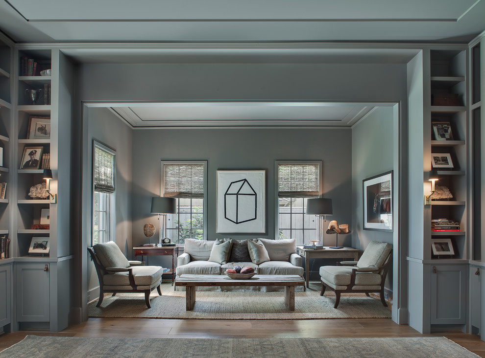На фото: гостиная комната в классическом стиле с серыми стенами с
