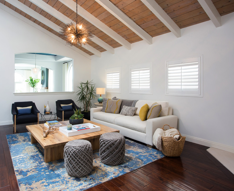 Repräsentatives, Offenes Maritimes Wohnzimmer mit weißer Wandfarbe und dunklem Holzboden in San Diego