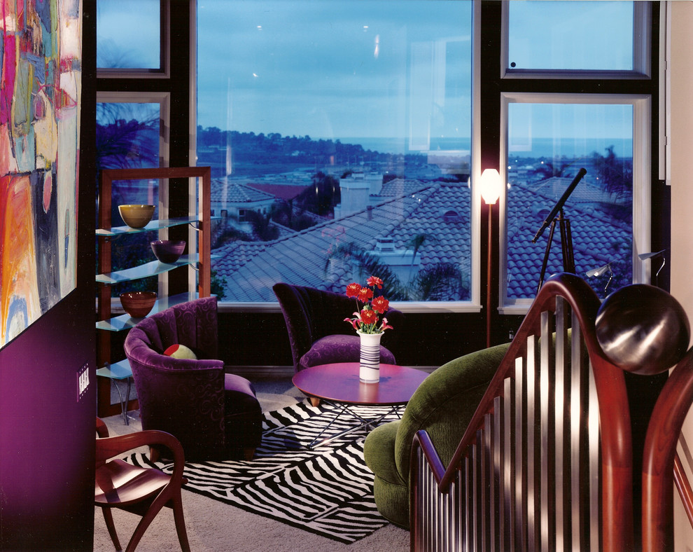 Modernes Wohnzimmer mit lila Wandfarbe und Kamin in San Diego