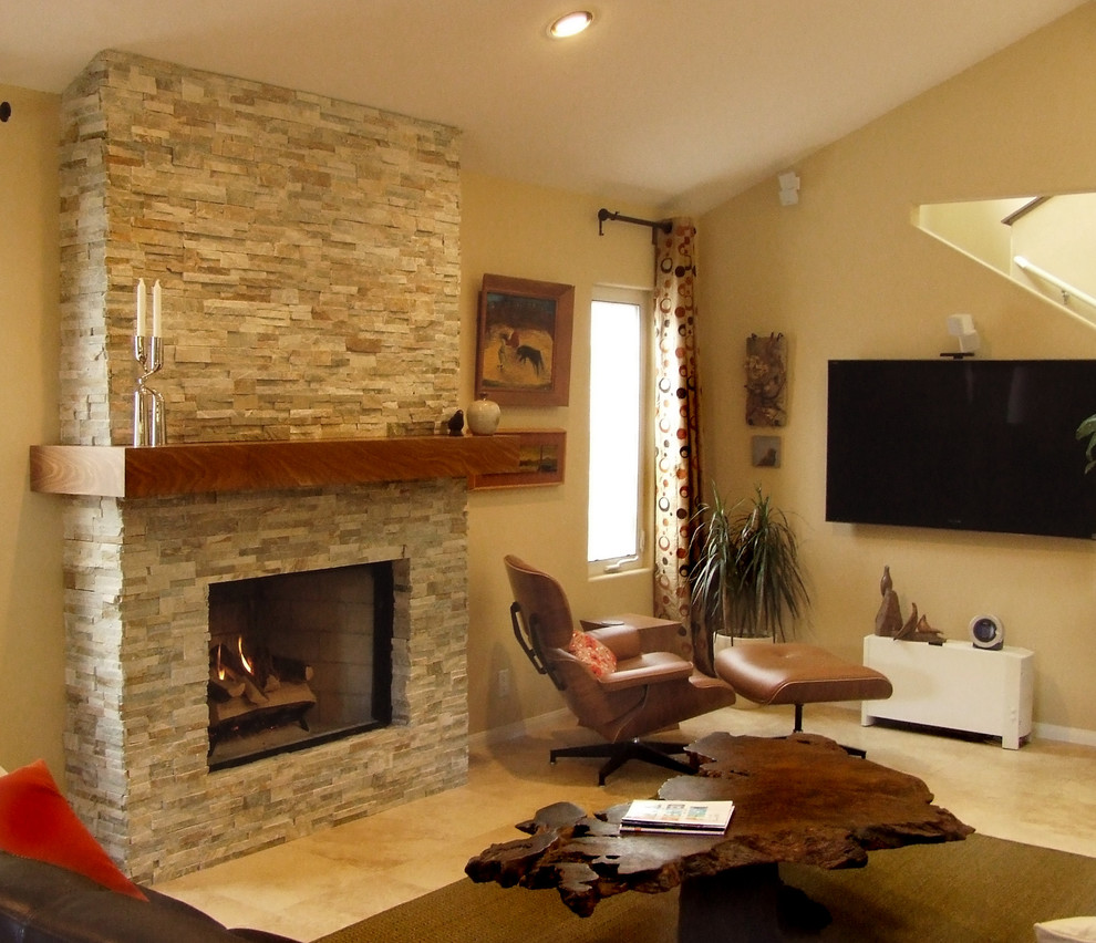 Cette photo montre un salon rétro de taille moyenne et ouvert avec un mur beige, un sol en travertin, une cheminée standard et un manteau de cheminée en carrelage.